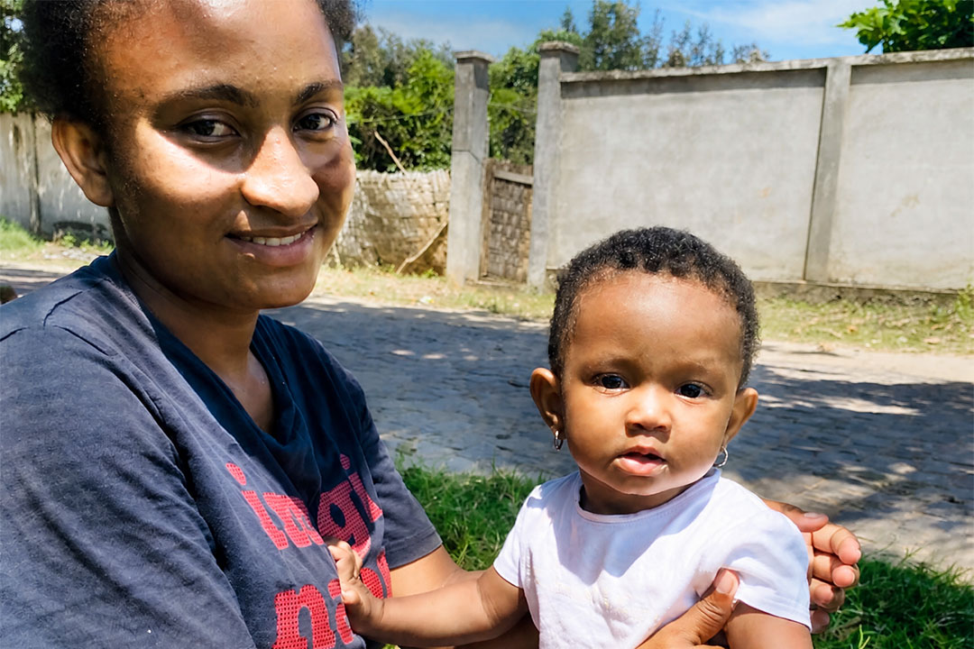 Tinah Rasoamitia with her daughter, Chamnela. © Jhpiego, Madagascar