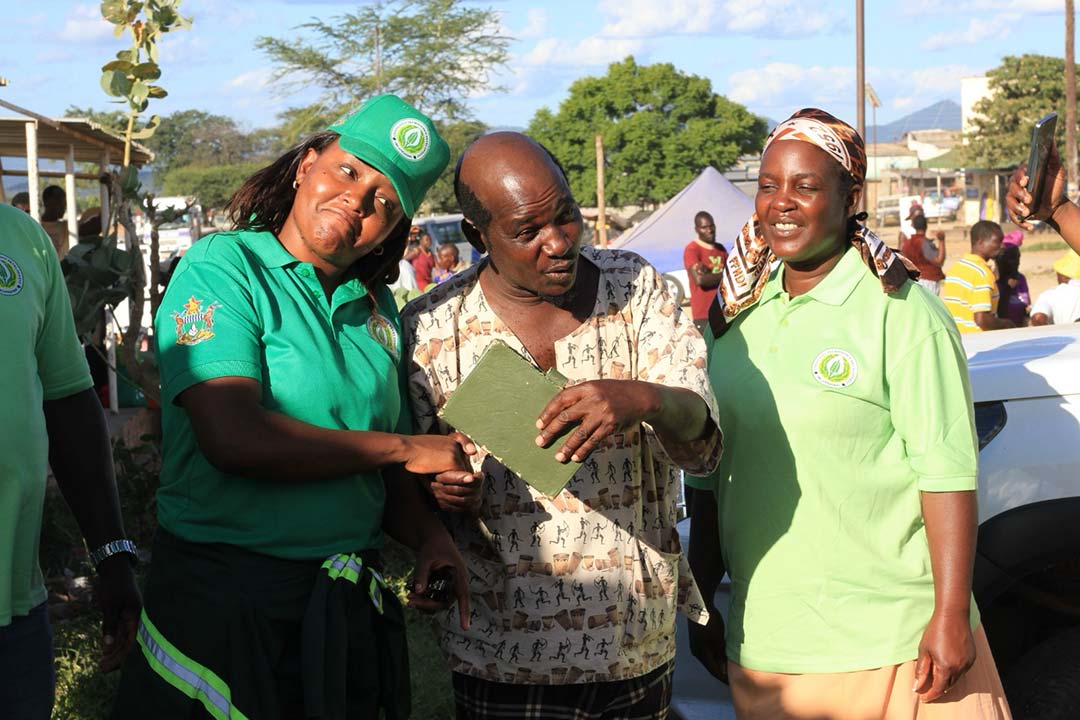 Vharazipi mingles with fans. Credit: Ray Mwareya
