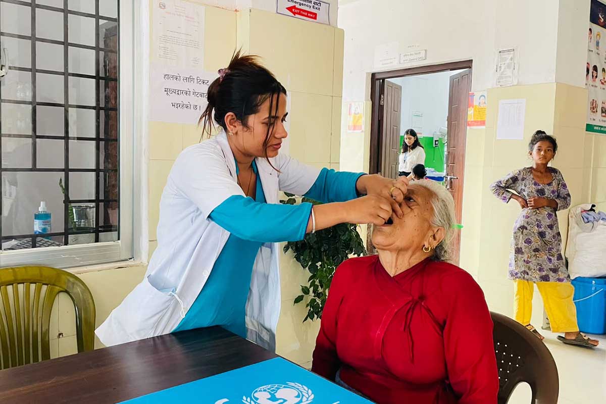 Senior ANM Ashmita Khanal administers the oral cholera vaccine (OCV) to a woman at the Ayurved Hospital Vaccination Centre in Tallo Pipaltar, Ward No. 2, Bidur Municipality, Nuwakot. Credit: Chhatra Karki