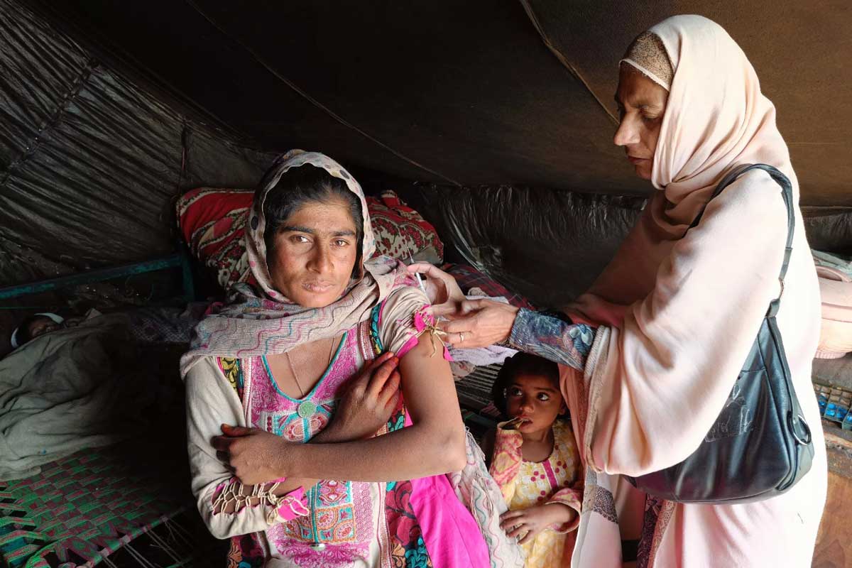 Babra, 36, and pregnant with her eighth child, is vaccinated against maternal and neonatal tetanus (MNT) by a UNICEF-supported Lady Health Worker in Khyber Pakhtunkhwa province, Pakistan. Credit: WHO Pakistan