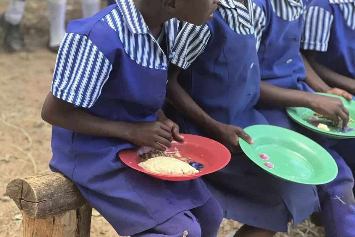 Children receiving hot meals during the routine school's feeding programme. Credit: UNICEF