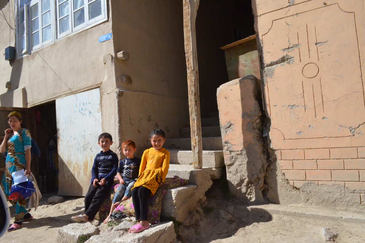 Children in the village of Gelon in the Kashkadarya region of Uzbekistan. Credit: Umida