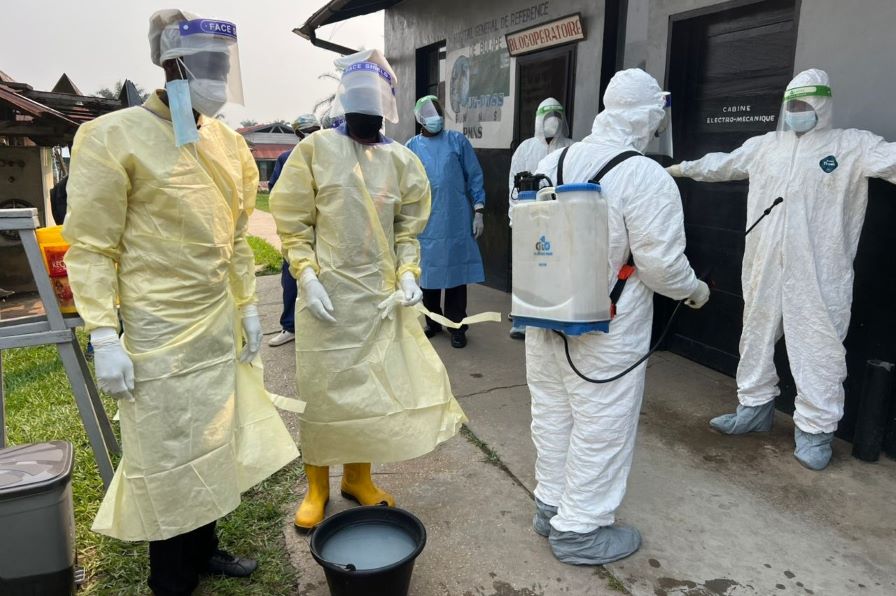 Agents de santé en équipements de protection individuelle lors d’une opération de désinfection dans la zone de santé de Bulape, pendant la riposte à l’épidémie d’Ebola. Crédit : Dr Jean Paul Mbantshi