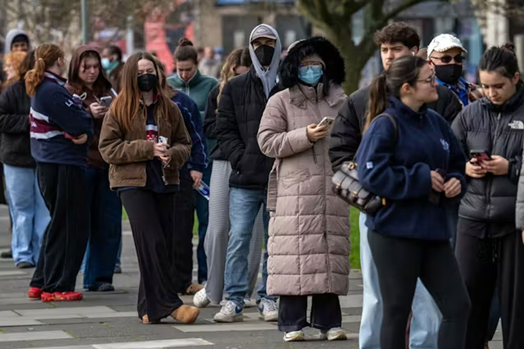 Staff and students queue to receive antibiotics at the University of Kent, UK, after a deadly outbreak of bacterial meningitis. Carl Court/Getty Images