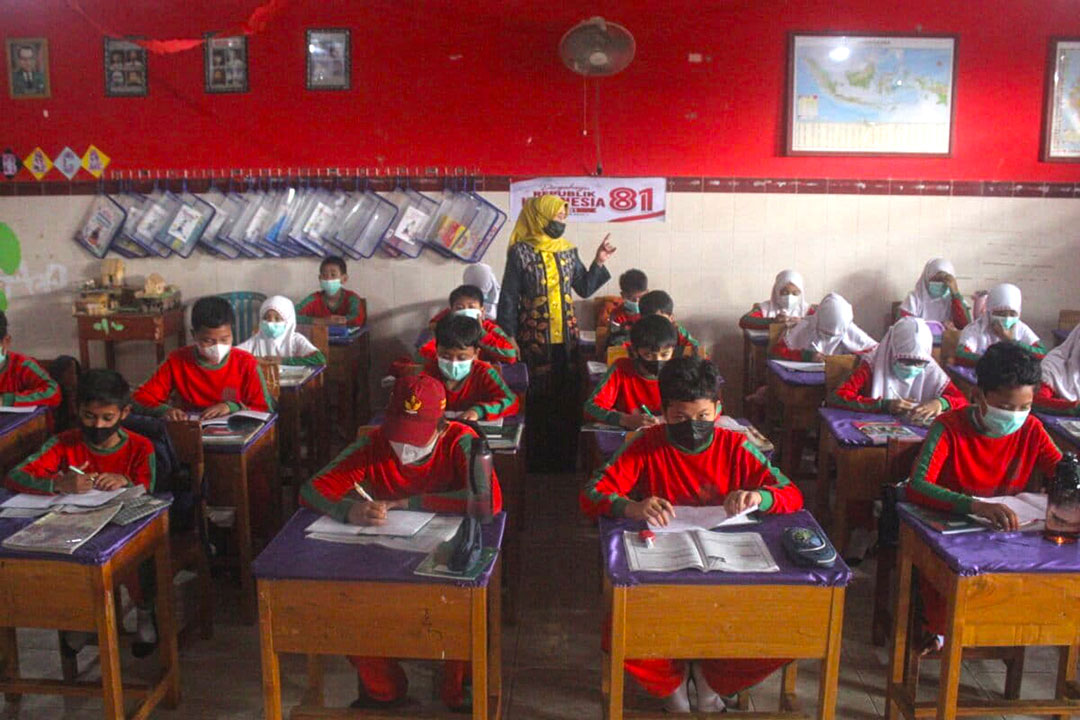 Teachers and students at a school wear masks during classroom activities to reduce exposure to the haze from forest and land fires that have blanketed Banjar regency, South Kalimantan. Image by Riyad Dafhi Rizki/Mongabay Indonesia.