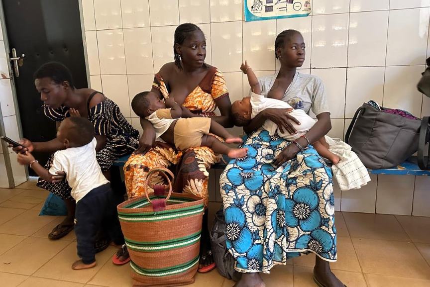 Des mères attendent avec leurs enfants au centre de santé Cissin 17 à Ouagadougou, avant les séances de vaccination et de pesée. Crédit : Abdel Aziz Nabaloum