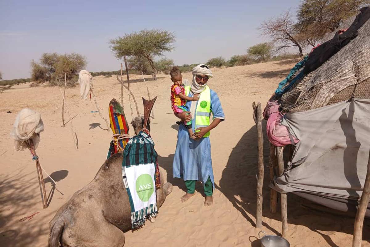 A zero-dose girl identified 40 km from her home village was successfully vaccinated thanks to strong coordination between community facilitators and local leaders. © AVS, Mali