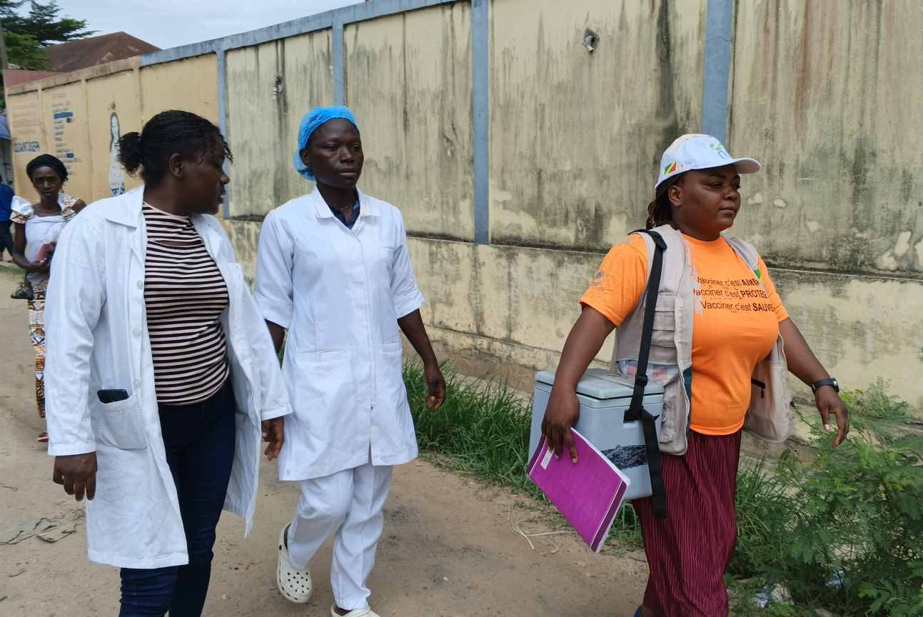 La Dre Préfina Engoma, cheffe du centre de santé intégré Saint-Joseph, mène une tournée de vaccination dans les rues de Pointe-Noire. Crédit : Brice Kinhou