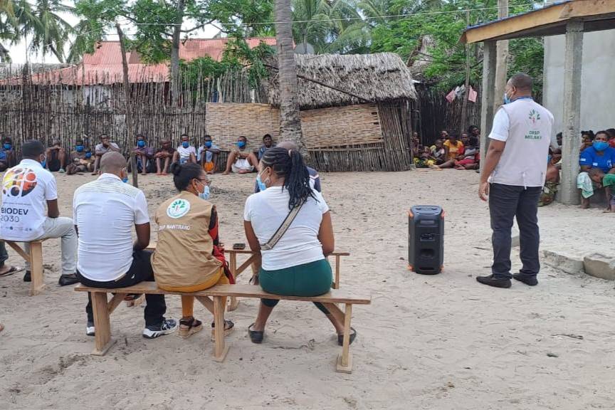 À Maintirano, dans la région de Melaky, une équipe de santé publique mène une séance de sensibilisation en plein air pour freiner la propagation de la mpox à Madagascar. Crédit : DRSP Melaky.