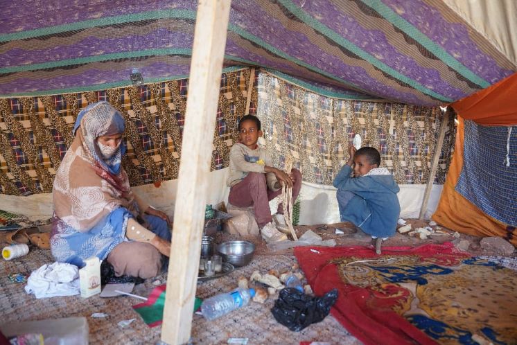 Lalla et ses enfants dans leur tente familiale, dans l’Adrar. La stratégie de vaccination mobile permet d’administrer les vaccins directement au sein des campements nomades. Crédit : Yamina Bendaïda