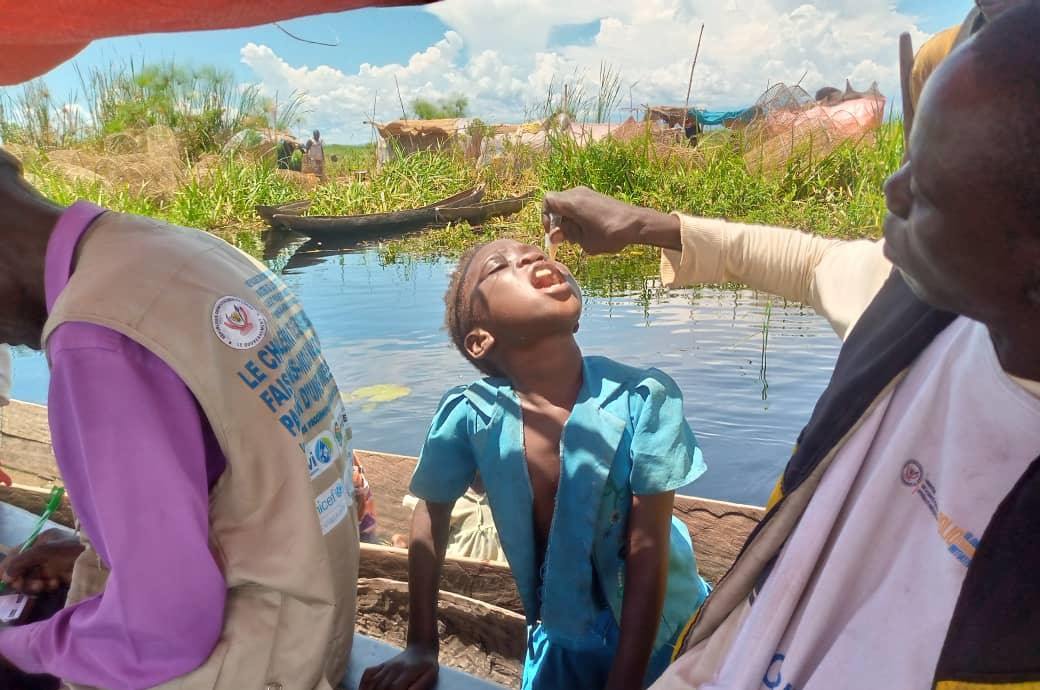 Un enfant reçoit le vaccin oral contre le choléra lors d’une campagne menée sur le lac Kabamba, dans le Haut-Lomami. Crédit : PEV RDC