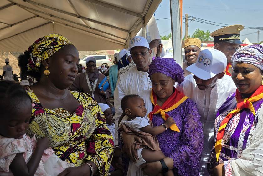 Des mères et leurs enfants lors du lancement du vaccin antipaludique au Mali, en avril 2025. Crédit : Aliou Diallo