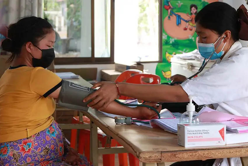 A doctor performs a regular check up of a pregnant woman at a hospital in Attapeu province, Laos. Extreme heat is increasing the risks faced by pregnant women and their babies around the world. Copyright: ILO Asia-Pacific (CC BY-NC-ND 2.0)