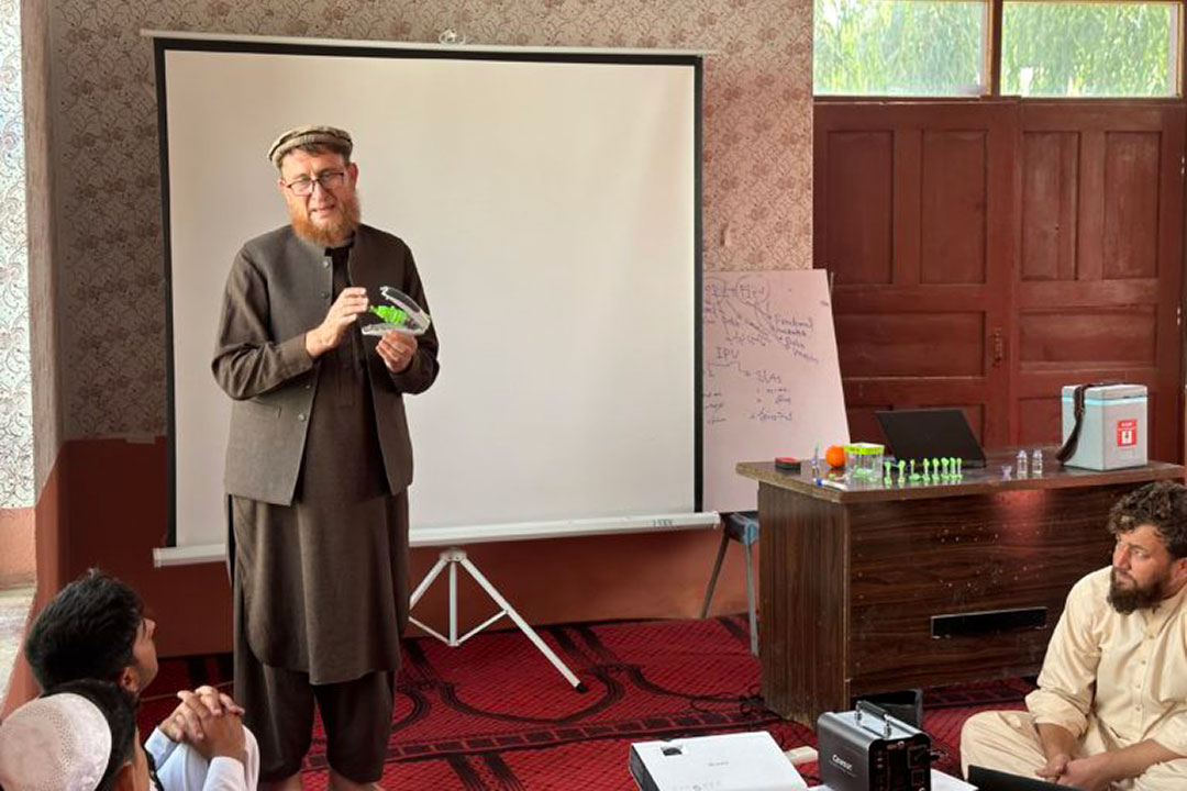 Dr Arsala delivering training for the fIPV campaign. ©WHO/EMRO