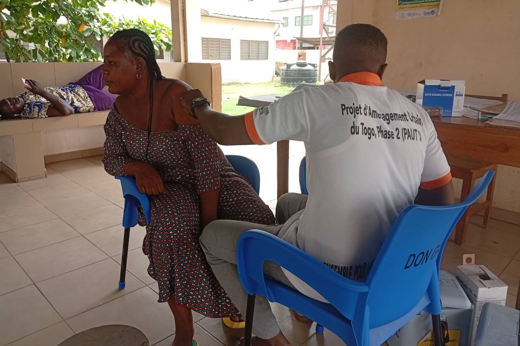 Au Centre médico-social de Kangnikopé, une femme enceinte reçoit un vaccin dans le cadre de sa consultation prénatale, intégrée au suivi de grossesse. Crédit : Nephthali Ledy