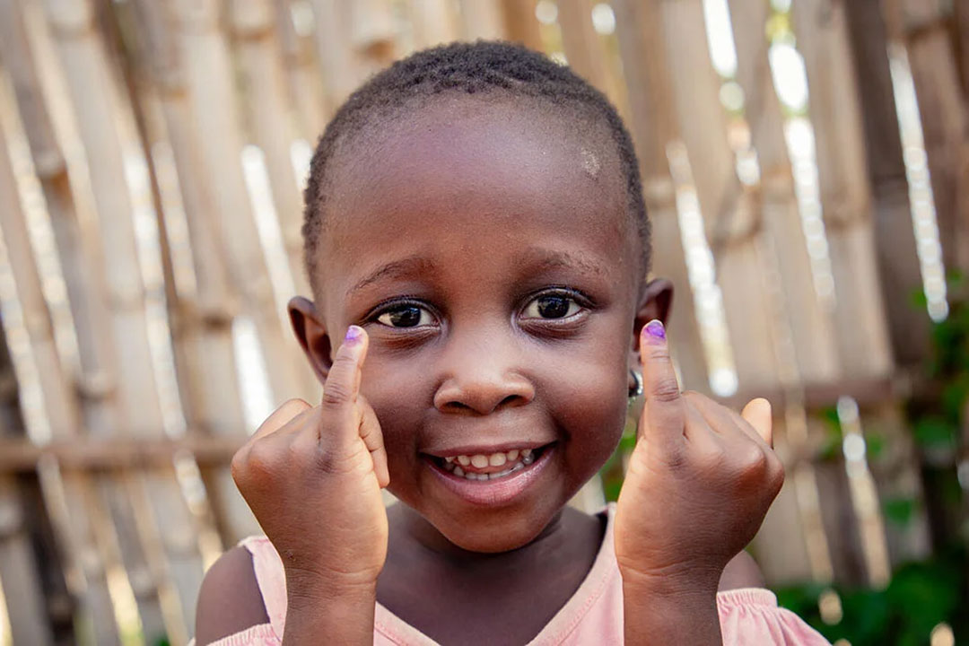 Davina (4), from Kisangani in the Democratic Republic of the Congo, proudly shows her marked fingers, indicating that she has been vaccinated against polio. © UNICEF/UNI855279/Ndomba Mbikayi