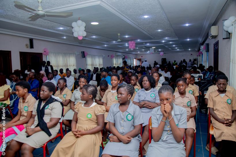 Des élèves assistent à une séance de sensibilisation organisée dans le cadre de la campagne nationale de vaccination contre le VPH, au Bénin. Crédit : Présidence du Bénin