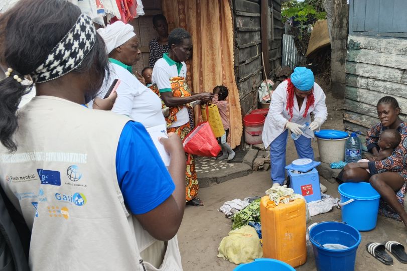 Taty Simone, secrétaire générale du comité de santé, à gauche, et l’infirmière Prefina Issanga, à droite, lors d’une visite à domicile pour une séance de rattrapage vaccinal à KM4, à Pointe-Noire. Crédit : Brice Kinhou